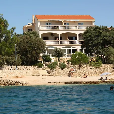 Cozy Seaside Family Iris In Mandre
