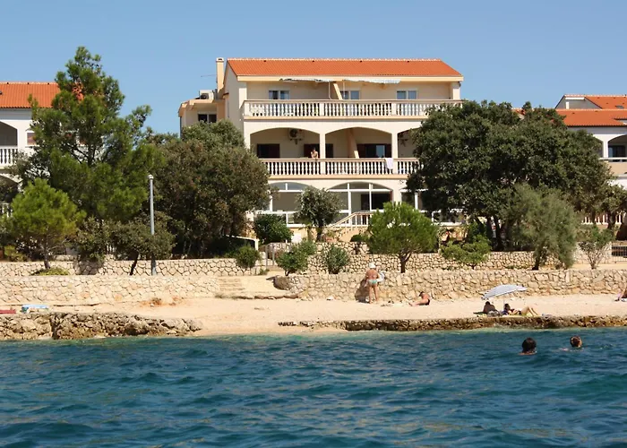 Cosy Seaside Family Iris In Mandre