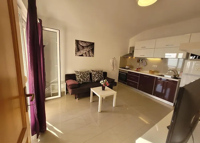 Апартаменты Cosy Seaside Family Iris In *